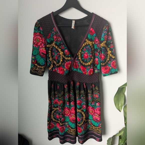 Free People Dresses & Skirts - Free People black and floral print A-line V-neck mini dress - size M